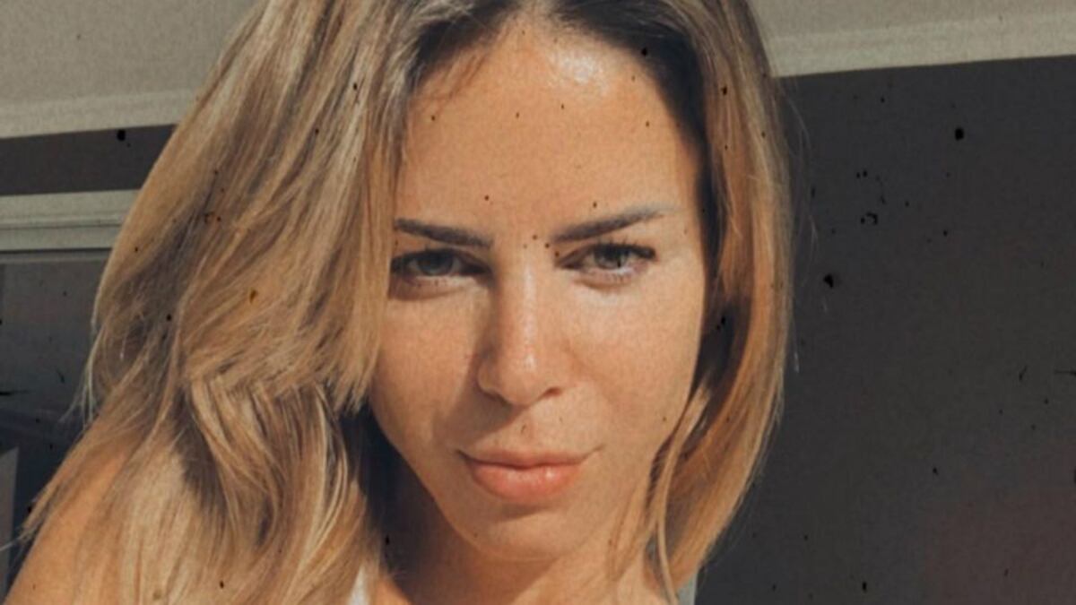 El día que Marianela Mirra posó de espaldas en la pileta con una colaless estampada