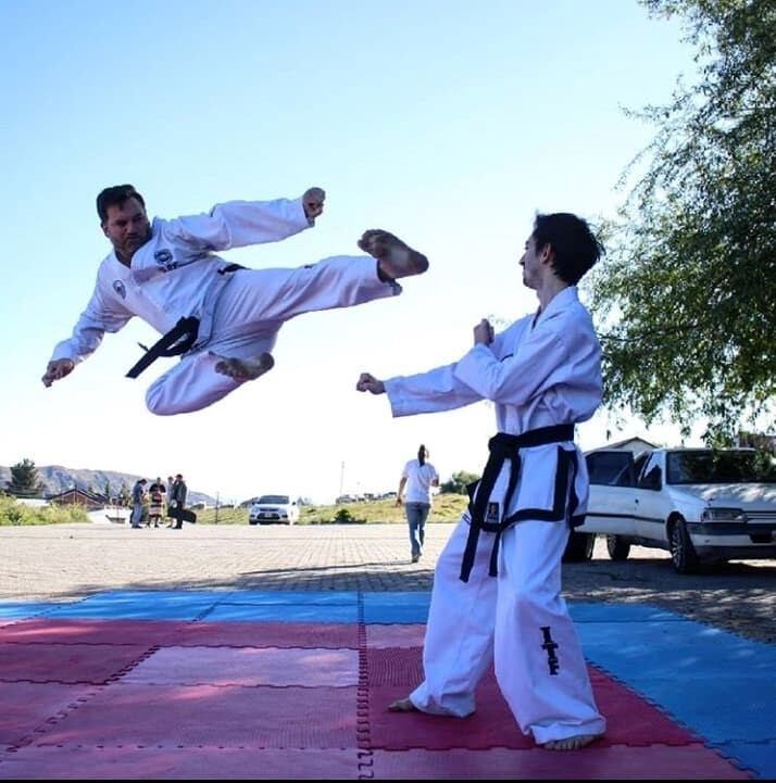 Taekwoodistas de Esquel realizando practicas paea el evento.