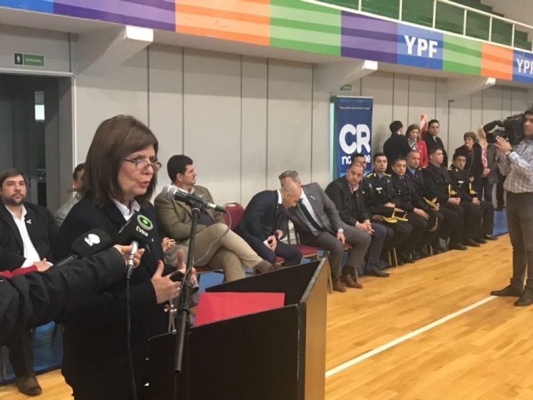 La ministra Bullrich encabezó un acto policial en Comodoro.