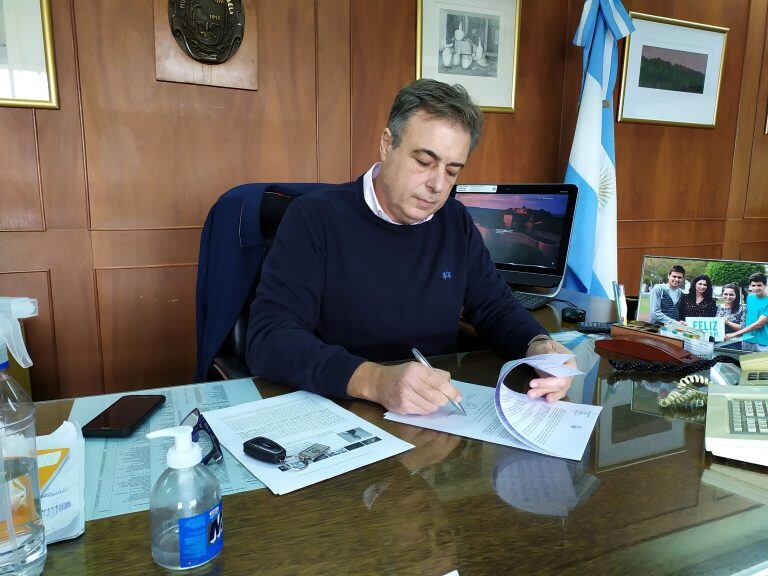 Luis Castellano firma los decretos que promulgan las ordenanzas.