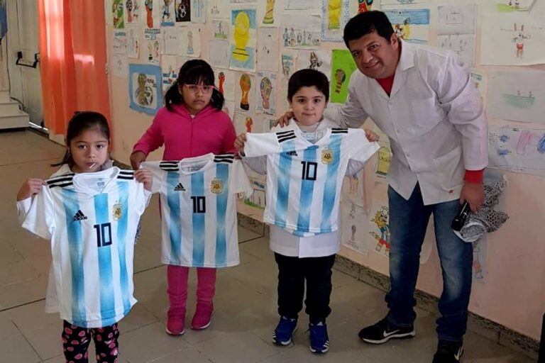 Santa Cruz: tiene 6 años, ganó una camiseta de Messi y la donó a otro nene