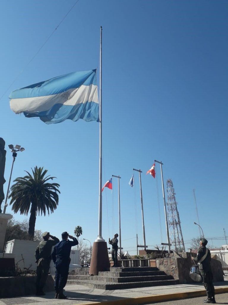 Bandera a media asta Jesús María