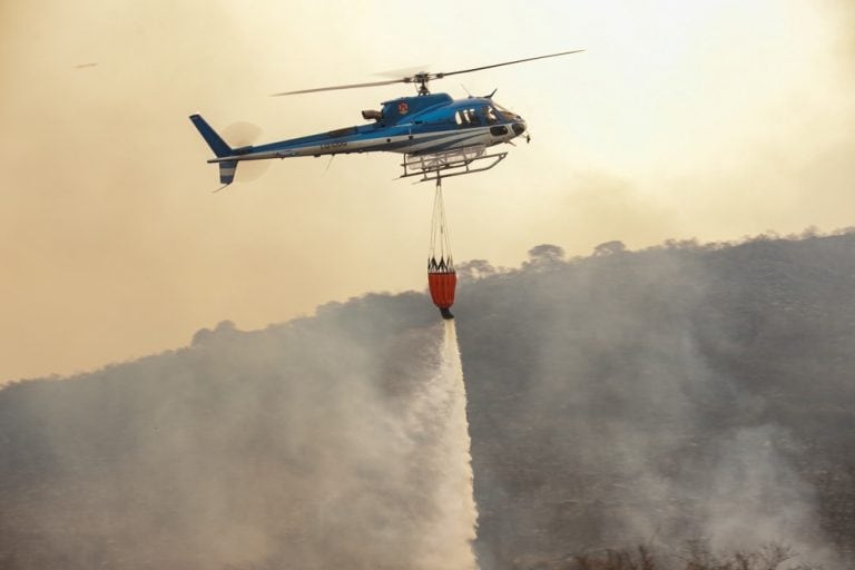 Recursos aéreos trabajando en las diferentes zonas afectadas por el fuego. (Foto: Gobierno de Córdoba).