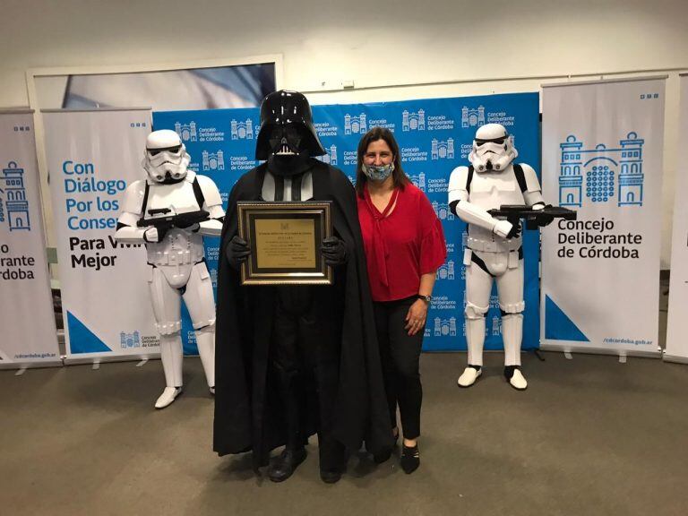 El Darth Vader cordobés, el Imperio, y su fiel compañera Analía. Merecido premio.