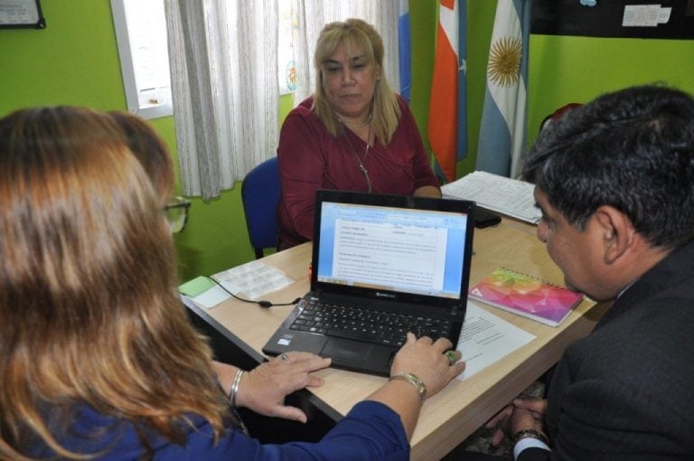 Arcando entregó copias del proyecto de Ley Malvinas al Colegio Provincial Soberanía Nacional de Río Grande.