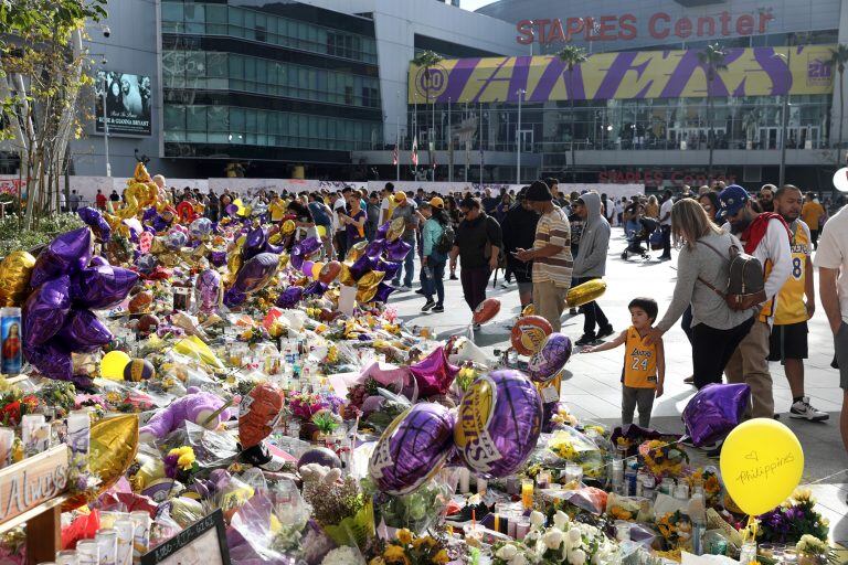 Fans de Kobe Bryant en las afueras del Staples Center (Foto: Patrick T. Fallon/ REUTERS)