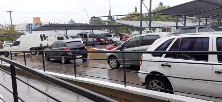 Playas de estacionamiento en los supermercados atestadas de vehículos.