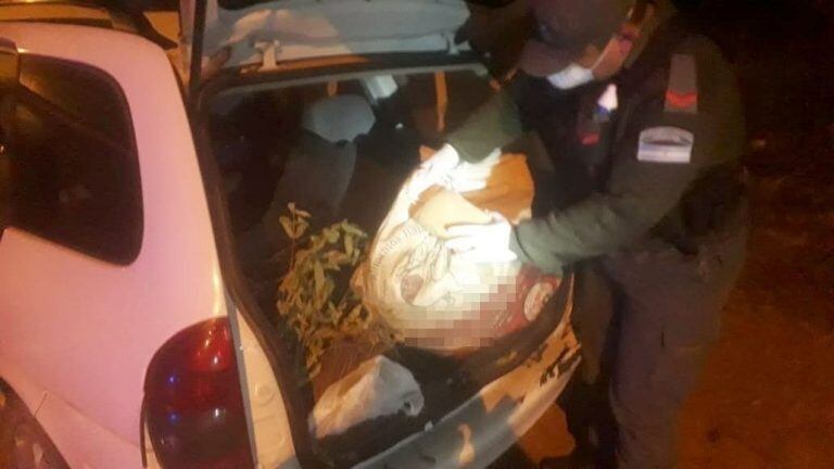 Detuvieron un vehículo que transportaba 75 kilos de marihuana.