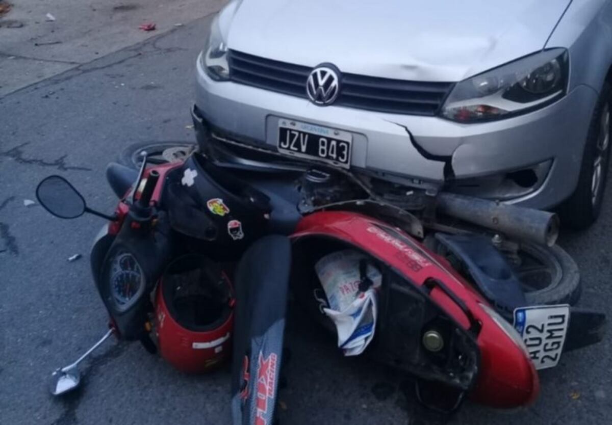 Dos mujeres heridas tras chocar en su motocicleta contra un auto