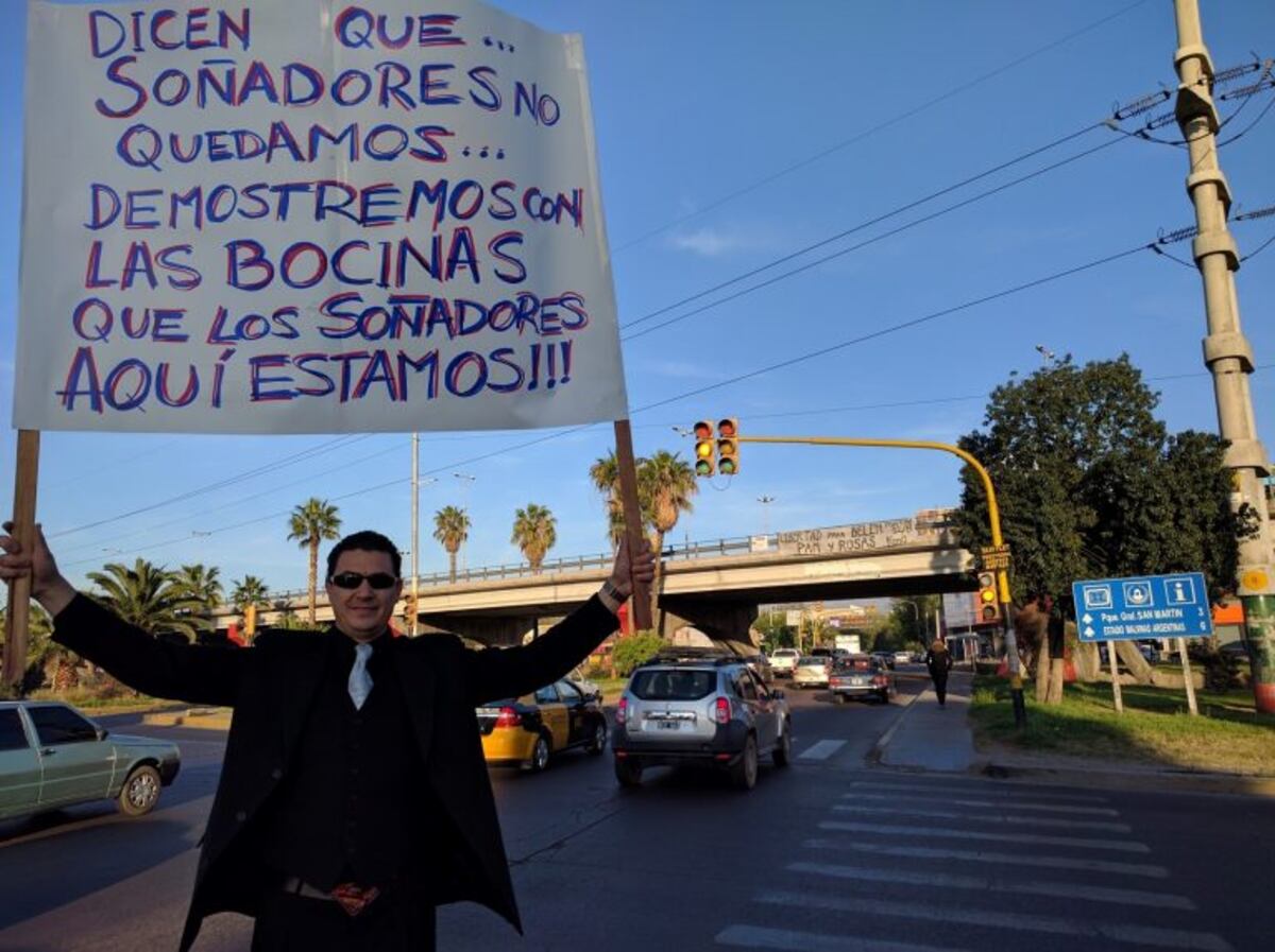 La historia Abel Trillini, el “motivador” del nudo vial que cambia las mañanas de miles de mendocinos