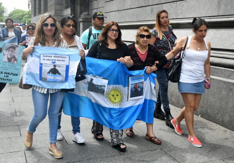 Familiares de la tripulación del submarino ARA San Juan sostienen banderas y fotografías el 13/12/2017 en el Congreso argentino en Buenos Aires durante un encuentro con parlamentarios Los familiares exigen que continúe la búsqueda del submarino desaparecido hace 28 días con 44 tripulantes a bordo. foto: Osvaldo Fanton/telam/dpa buenos aires  busqueda submarino ara san juan perdido tragedia armada submarino ara san juan desaparecido familiares de las victimas reclaman reclamo sigan busqueda