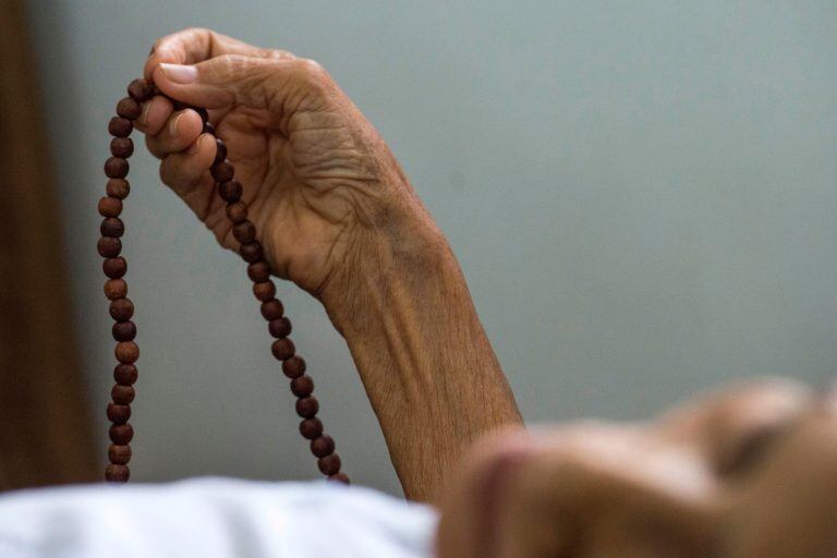 villa ocaso atardecer


This photo taken on July 4, 2017 shows an elderly resident of the "Twilight Villa" nursing home holding prayer beads in her hand as she lays on her bed in one of the rooms at the centre on the edge of Yangon.
Set up in 2010, the Twilight Villa retirement home already cares for 120 people over the age of 70 and has more than 100 people on its waiting list. / AFP PHOTO / Ye Aung THU / TO GO WITH Myanmar-elderly-health-social by Marion THIBAUT Myanmar Yangon  myanmar residencia geriatrica Twilight Villa geriatrico para anciano abandonados tercera edad