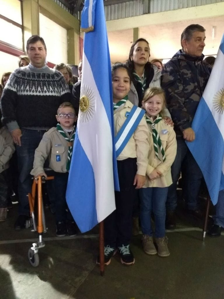 Ignacio Maujo va a una escuela común, es boy scout y un líder nato de los grupos.