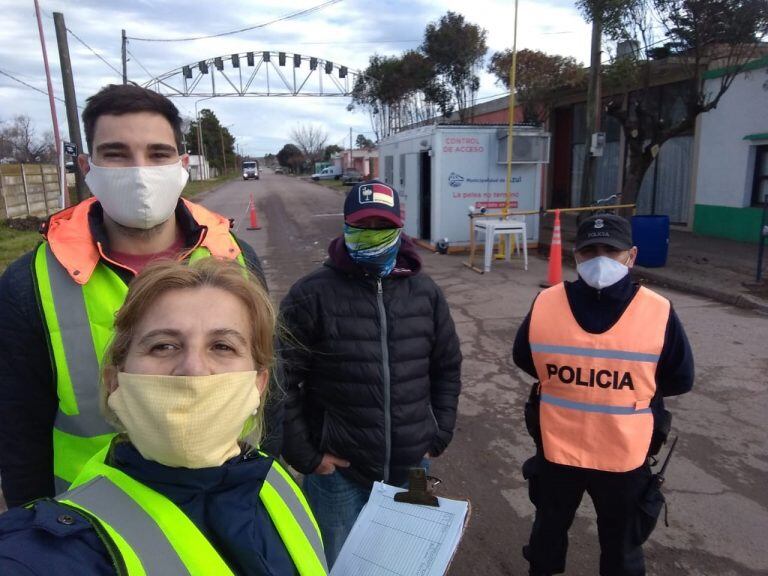 Más voluntarios en el acceso a Chillar.