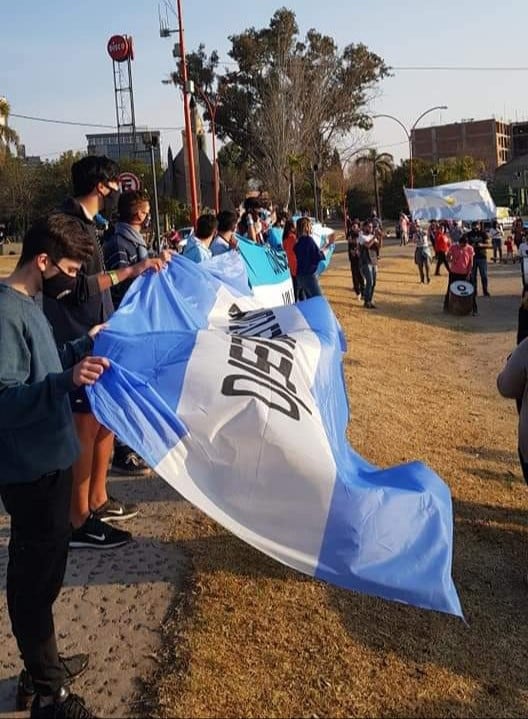 Niños, adolescentes, y adultos participaron de la movilización. (Foto: Facebook).