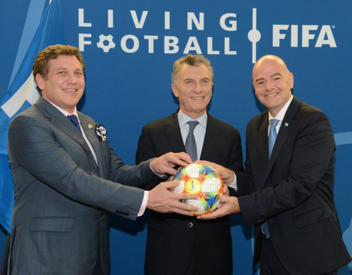 Macri fue distinguido por la FIFA por sus aportes al fútbol mundial