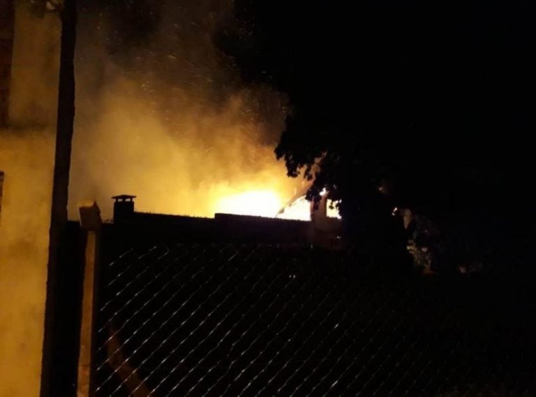 Un incendio destruyó una casa y una clínica privada. (Foto: Misiones Online)