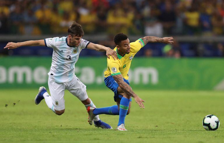 Nicolás Tagliafico no tuvo un buen partido enfrentando a grandes jugadores brasileños.