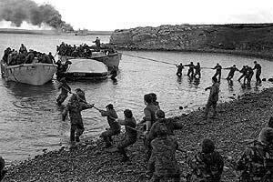 Las embarcaciones de los buques siniestrados llegando a la costa. Son ayudados por los soldados que estaban en tierra.