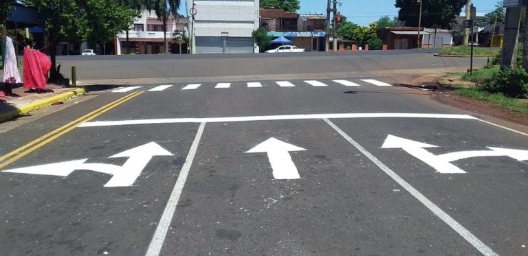 Pintura en las avenidas de acceso y de salida de Posadas en su entronque con la Avenida Quaranta, la exRuta 12.