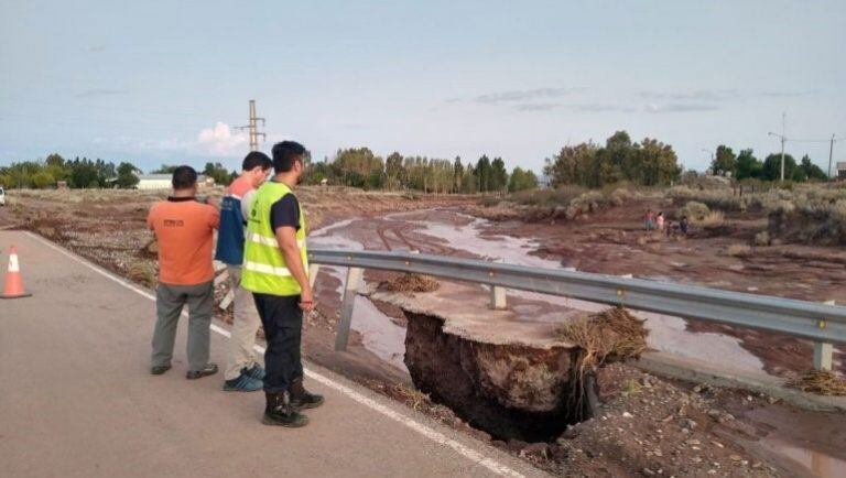 Cortaron el tráfico ya que cedió la estructura de un puente en la ruta 7 (lmneuquén).