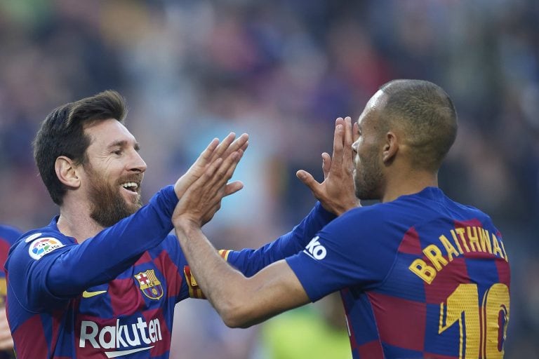 Lionel Messi con el danés Braithwaite (Foto: TyC Sports)