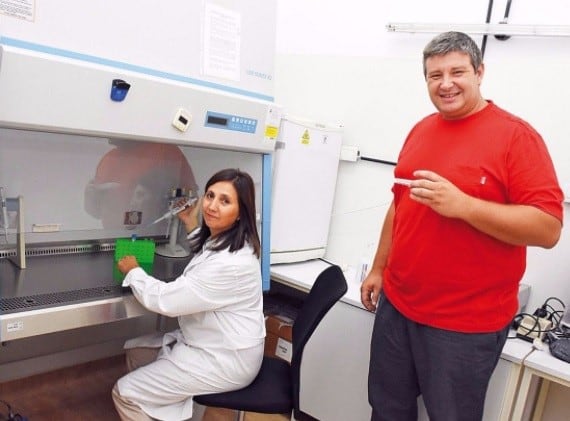 Laboratorio. Di Genaro y Davicino trabajan en el espacio que abrió  el Conicet en la universidad.