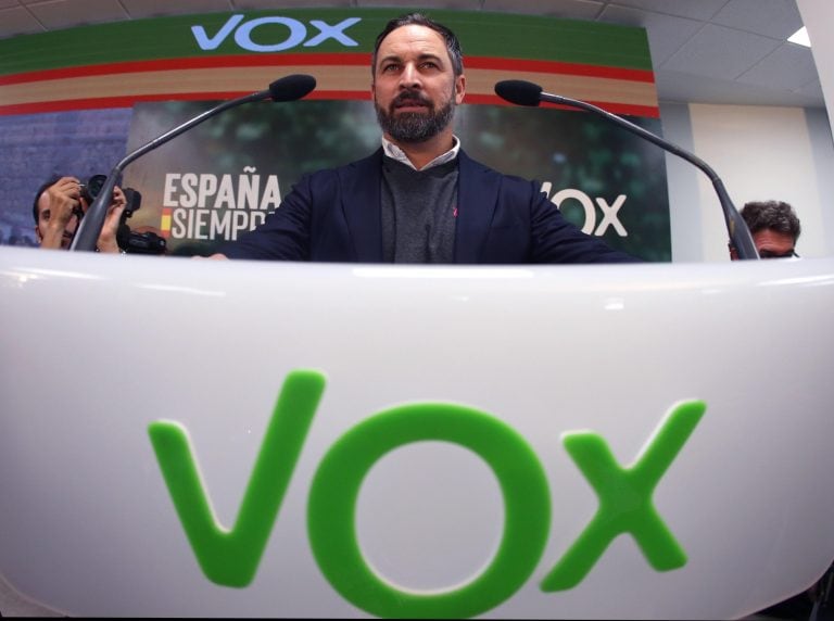 El presidente del partido de derecha Vox, Santiago Abascal, durante la rueda de prensa que ofreció el lunes tras la reunión del Comité Ejecutivo Nacional en la que se analizaron los resultados de las elecciones del domingo. Crédito: EFE/ Javier Lizón.