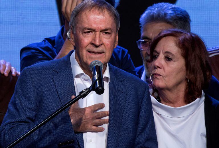 Cordoba's governor, Juan Schiaretti, gives a speech next to his wife, Alejandra Vigo, after being reelected, in Cordoba, Argentina May 12, 2019. REUTERS/Sebastian Salguero NO RESALES. NO ARCHIVE.