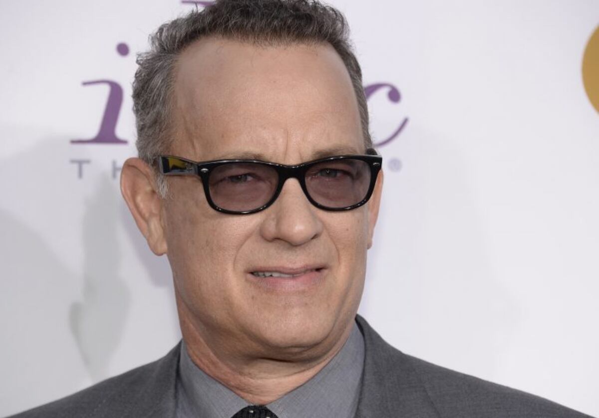 Tom Hanks envía regalo al nene que se llama "Corona" y sufre de Bullying