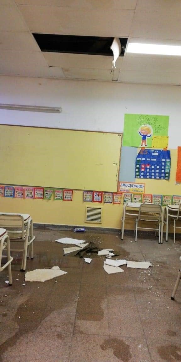 En Puerto Madryn se cayó parte del techo de un aula de la escuela 213.