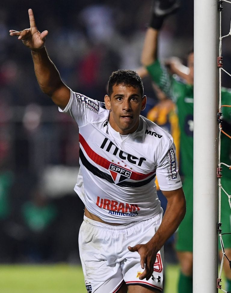 Diego Souza of Brazil’s Sao Paulo, celebrates his goal against Argentina's Rosario Central, during their 2018 Copa Sudamericana football match held at Morumbi stadium, in Sao Paulo, Brazil, on May 9, 2018. / AFP PHOTO / NELSON ALMEIDA