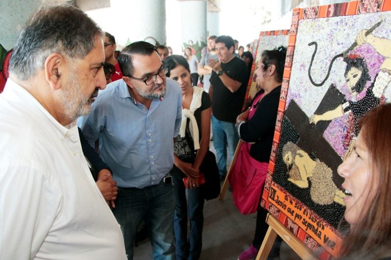 El intendente Jorge y el concejal Aguiar observan las ermitas y sus realizadoras comentan detalles de la obra.