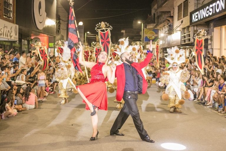 Comparsa Marí Marí en la calle