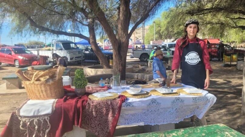 Karen ante los jueces del concurso de asadores en San Juan.