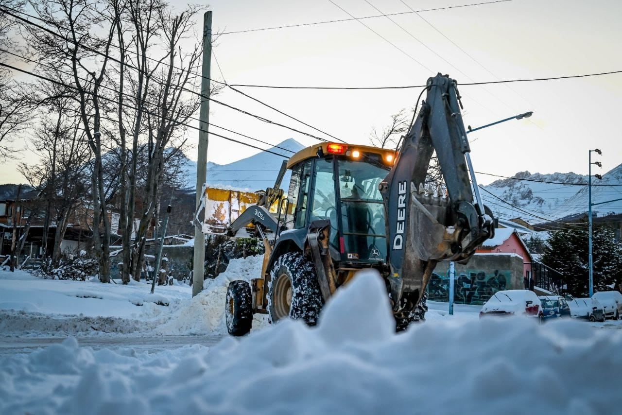 Operativo invierno: continúan con el despeje y limpieza de las calles de Ushuaia