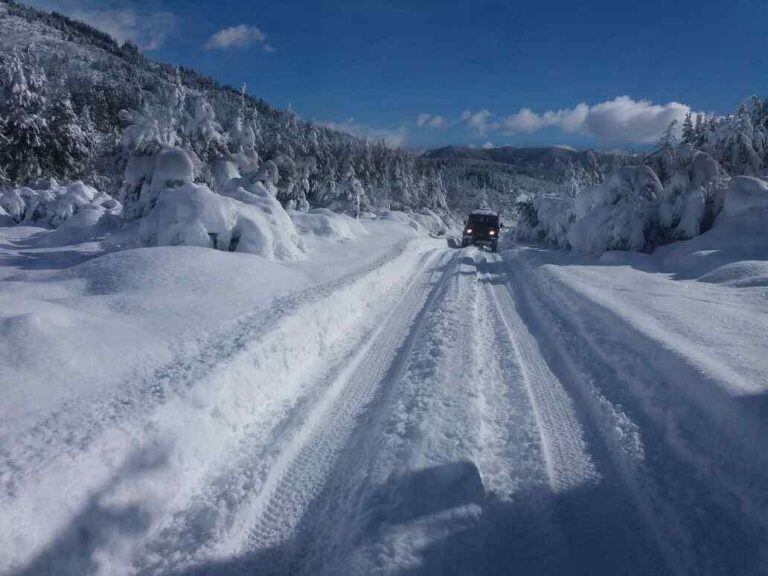 Estiman que hay 100 familias varadas por la nieve (web).