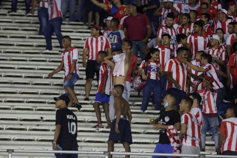 Fanáticos de Boca Juniors se enfrentaron a fanáticos de Junior. (Foto: EFE/RICARDO MALDONADO)