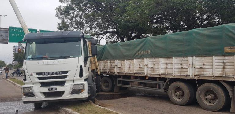 El camionero tuvo que realizar una maniobra arriesgada por culpa de un conductor que se cruzó de carril y pasó con el semáforo en rojo.