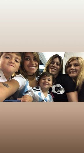 Antonela Roccuzzo asistió a La Bombonera en familia para alentar a Lionel Messi y compañía en el amistoso ante Haití.