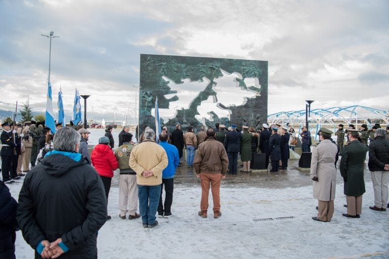 Homenaje en a los héroes de Malvinas en el monumento a los caídos.