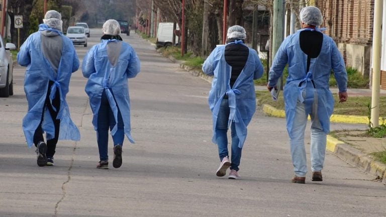 Parte del equipo que realiza la encuesta epidemiológica en Cacharí.