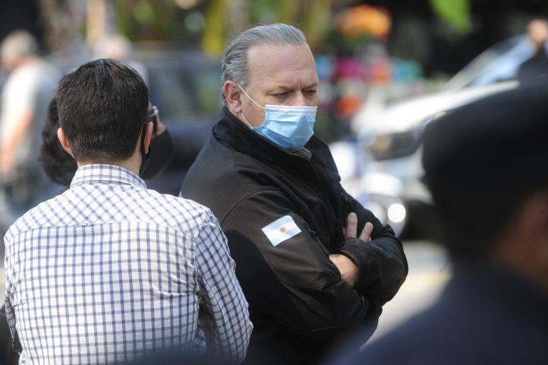 Último adiós a Juan Pablo Roldán, el policía asesinado a puñaladas en el barrio porteño de Palermo, en el cementerio de Chacarita. (Clarín)