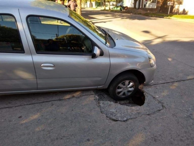 La calle se hundió y su auto quedó atrapado.