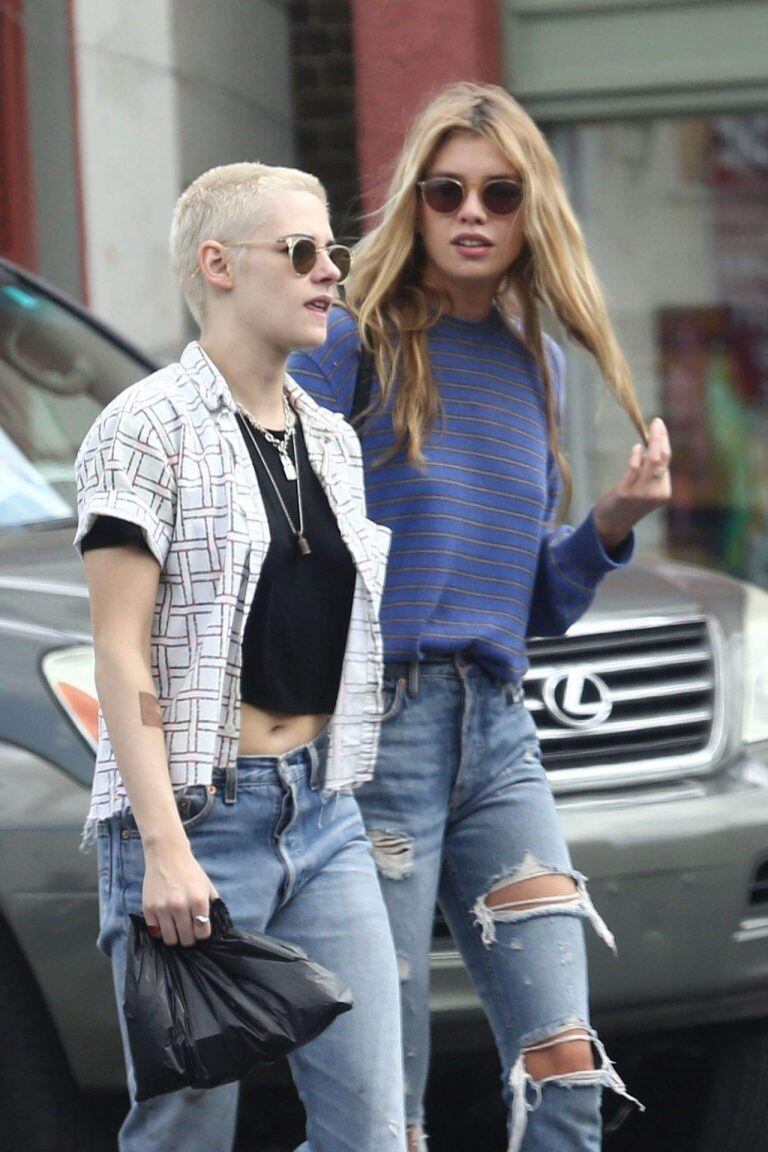 Kristen Stewart junto a su expareja Stella Maxwell (Foto: @JosiahWPhotos / BACKGRID)