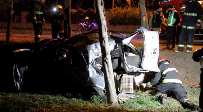 Los ocupantes del auto quedaron aprisionados en el interior (Infopico)