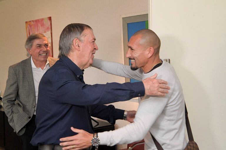 El Cholo Guiñazú fue hasta El Panal e invitó al gobernador Juan Schiaretti a su partido homenaje. (Prensa Gobierno)