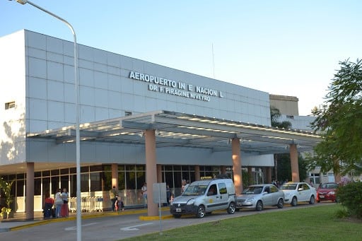 Un trabajador del aeropuerto dio positivo de coronavirus.