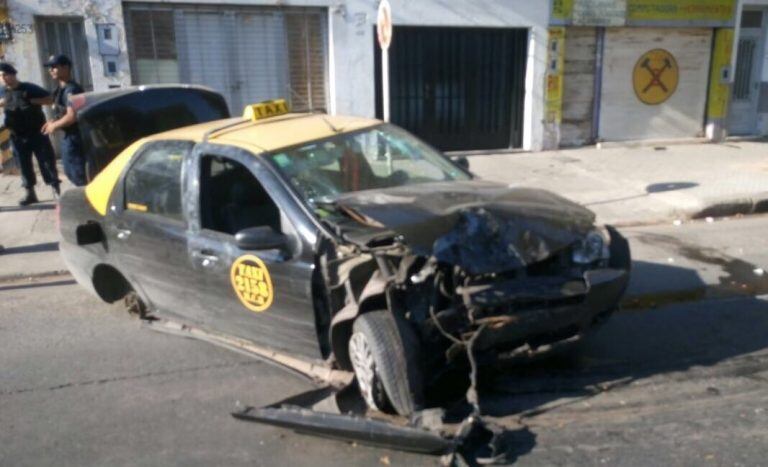 Robo a un taxista terminó con una persona lesionada, vehículos chocados y un detenido.