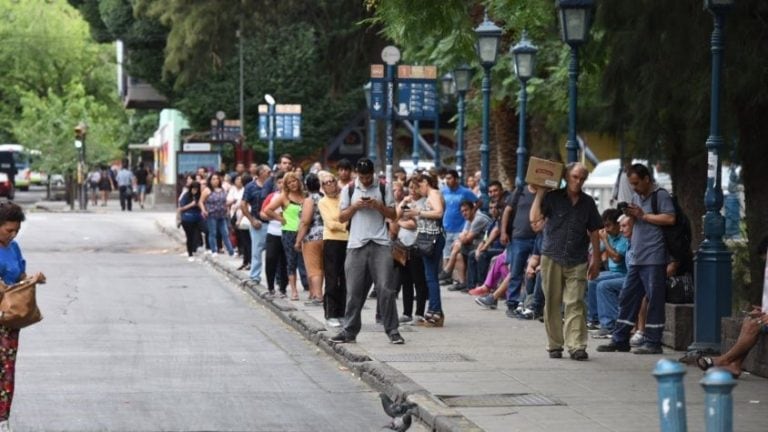 Se pudo ver grandes filas en las esquinas y, por otro lado, ómnibus vacíos con las flamantes líneas que se conformaron para este sistema.